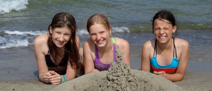 Teilnehmerinnen des Natsens Feriencamps haben Spaß am Strand